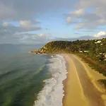 Casa pé na areia em praia paradisíaca